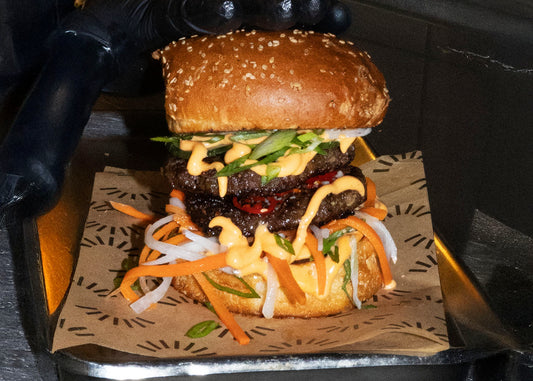 Hamburger met een vissaus twist